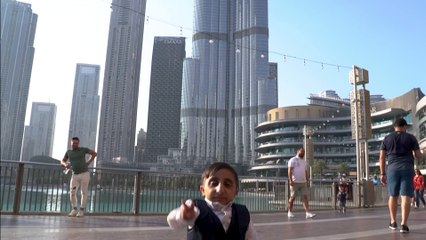 بطول 65.24 سم... أفشين غادر زاده أقصر رجل في العالم