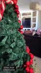 Viviane Araujo exibiu detalhes da montagem da árvore de Natal