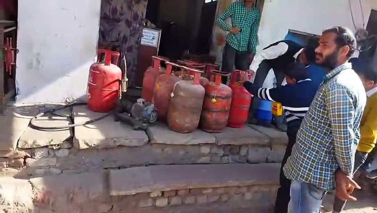 रसद विभाग की दो कार्रवाई: 33 गैस सिलेण्डर एवं तीन मशीन मय पाइप जब्त