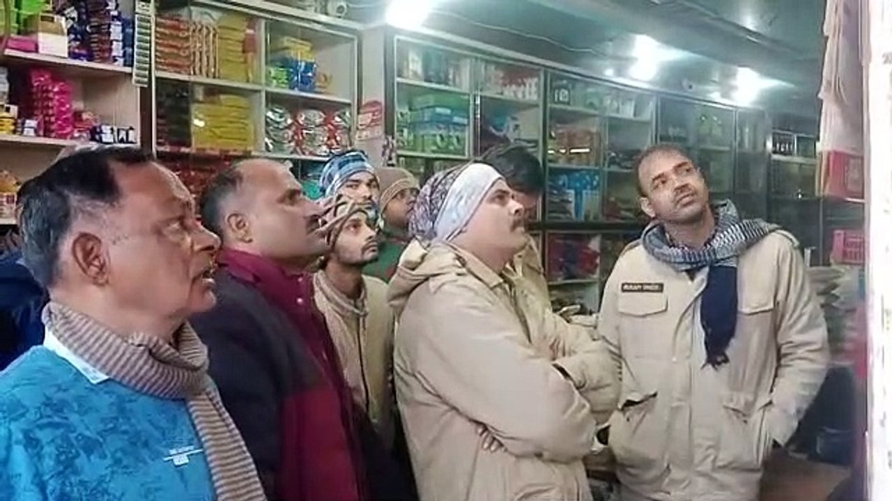 जाल उखाड़कर दुकान में घुसे चोर,नकदी व सामान पार