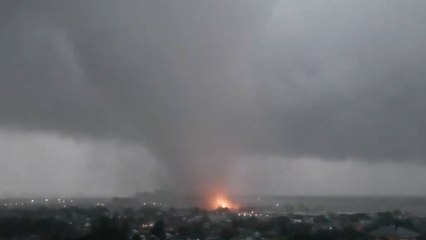 Un drone filme la Nouvelle-Orléans balayée par une tornade mortelle