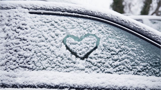 Eisalarm: Dieses Hausmittel hilft bei gefrorenen Scheiben