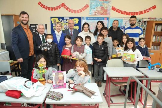 Kırsaldaki çocukların yüzü oyuncakla güldü