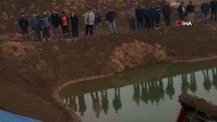 Kontrolden çıkan traktör dereye yuvarlandı: 1 ölü, 1 yaralı