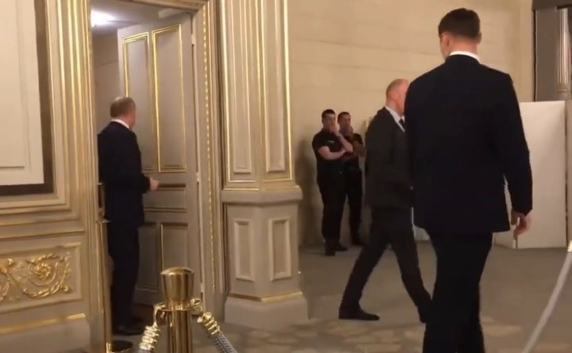 Vladimir Putin Bathroom Secruity