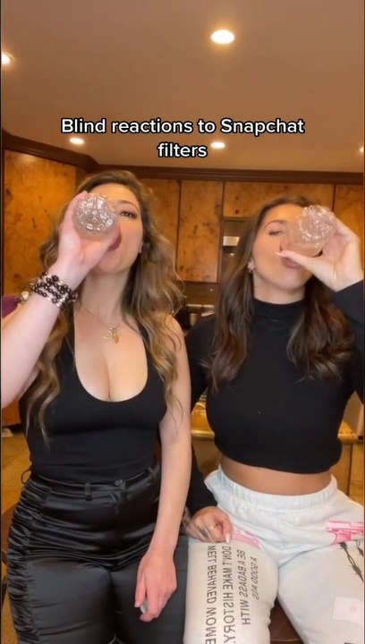 Deux filles avec de l'eau dans la bouche réagissent à des filtres Snapchat