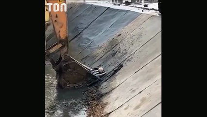 Un conducteur de tractopelle sauve un chiot coincé