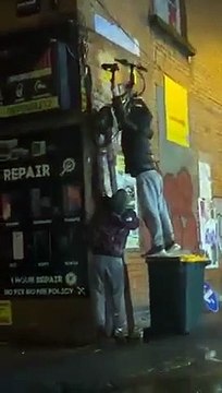 Il veut voler un vélo accroché à un mur et se prend la gamelle de sa vie