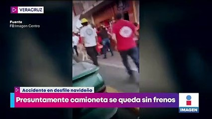 Camioneta arrolla a asistentes de desfile navideño en Veracruz