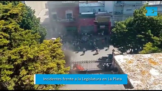 La Plata: sigue la tensión frente a la Legislatura bonaerense y hubo más incidentes