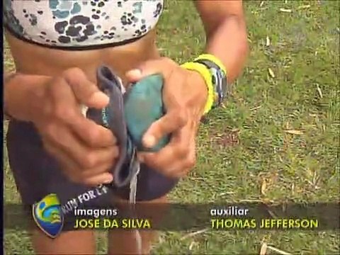 Jornalista corre descalço para evitar lesões