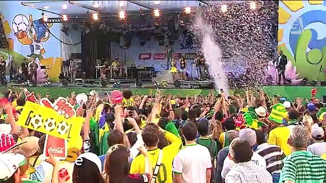 Torcedores acompanham estreia do Brasil no Vale do Anhangabaú