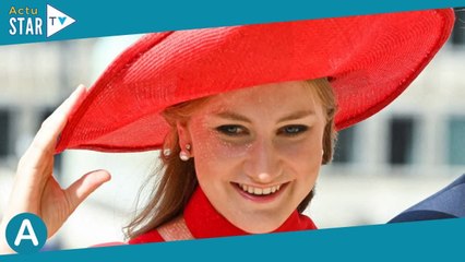 Elisabeth de Belgique : Radieuse, la princesse héritière vole les habits de sa mère pour la carte de