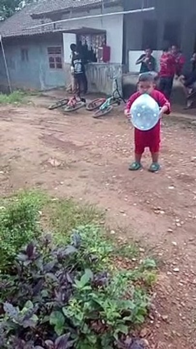bocah gendut lucu tiup balon apa yang akan terjadi#dailymotion#bocahgendut opay banksat
