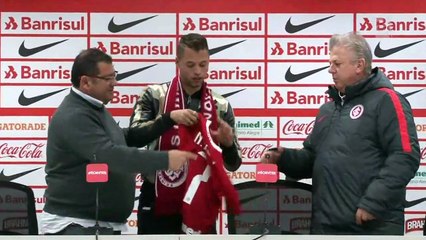 Nico López é apresentado no elenco do Internacional