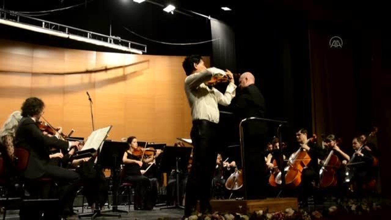 Keman virtüözü Iskandar Widjaja konser verdi
