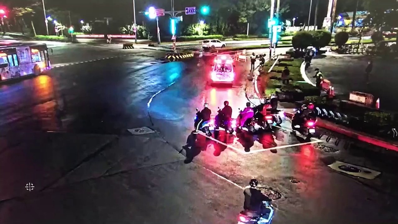 雨夜載女友返家 男大生自撞路燈不治