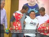 Marcelinho e Lucas entregam ovos e falam de semelhança física