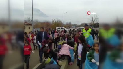 Jandarma ve öğrenciler ilçe merkezinde çöp topladı