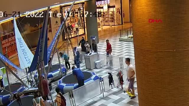 ALIŞVERİŞ MERKEZİNDEKİ CEP TELEFONUNU GERİNEREK ÇALDI