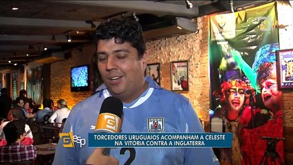 Torcedores uruguaios acompanham o jogo da Celeste