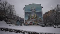 Ukrayna'da savaşın soldurduğu apartman duvarları grafitiyle renkleniyor