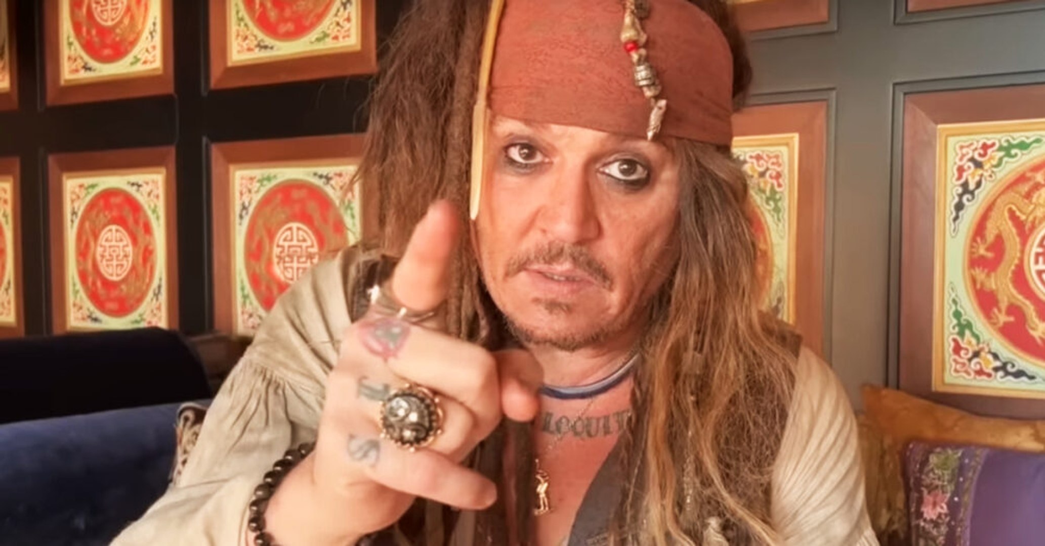 Johnny Depp as Captain Jack Sparrow for a new video - Vidéo Dailymotion
