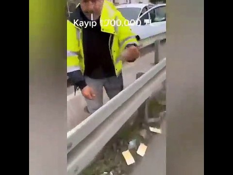 Kuryenin taşıdığı paralar yola saçıldı! Paraları alıp kayıplara karıştılar