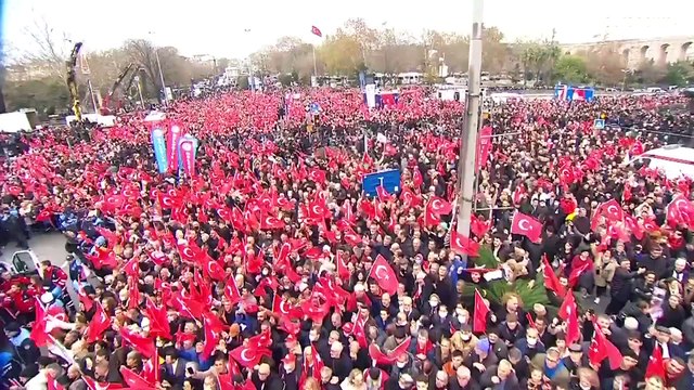 Турция: тысячи людей митингуют в поддержку осужденного мэра Стамбула