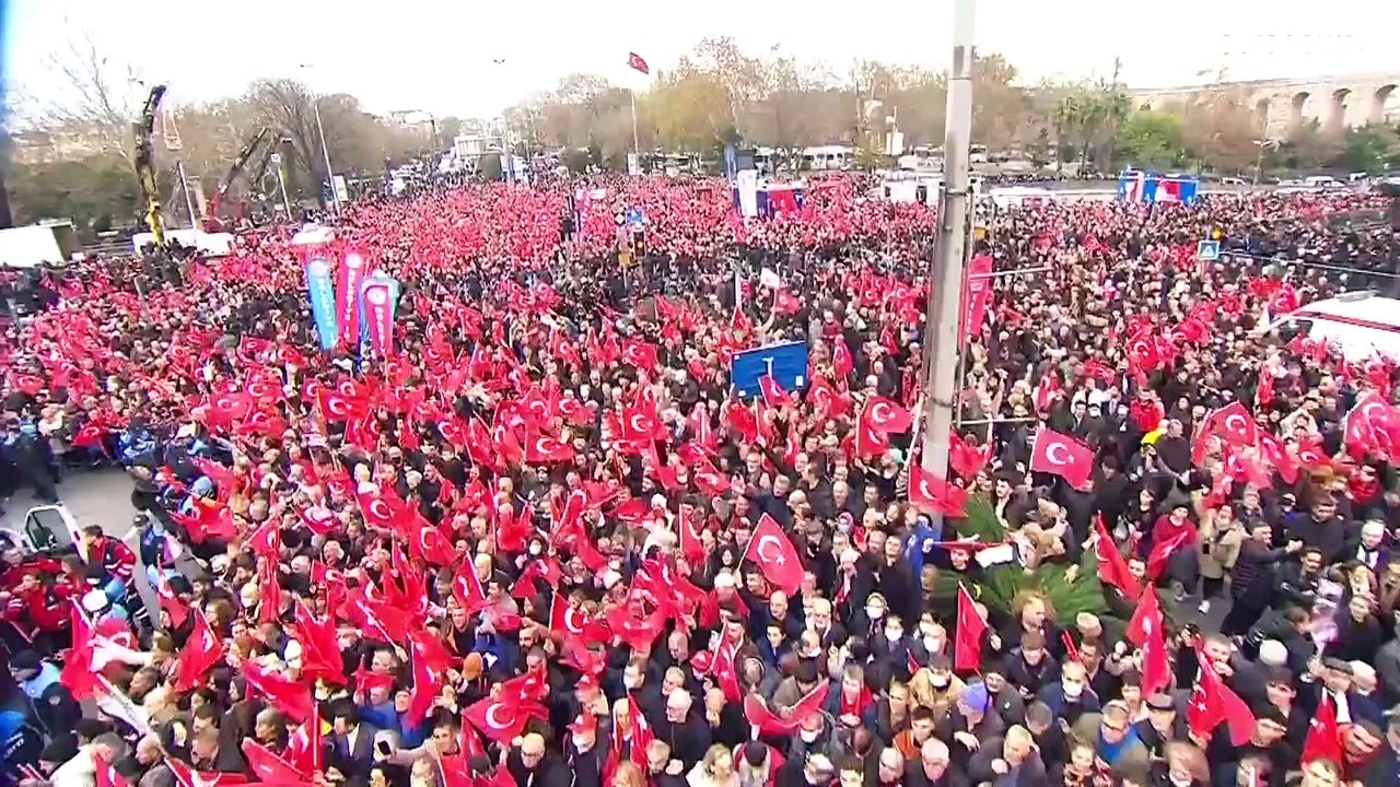 Турция: тысячи людей митингуют в поддержку осуж...