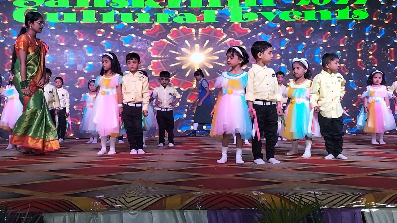 दीक्षित सिंह ने सांस्कृतिक कार्यक्रम में भाग लिया