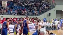 Scottie Thompson wins jumpball over 6-foot-11 import Nick Rakocevic  #PBA