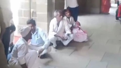 खंडवा : खाद नहीं मिलने से परेशान किसान,कलेक्ट्रेट पहुँच लगाई गुहार