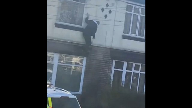 Il prend la fuite par une fenêtre lorsque la police entre dans la maison