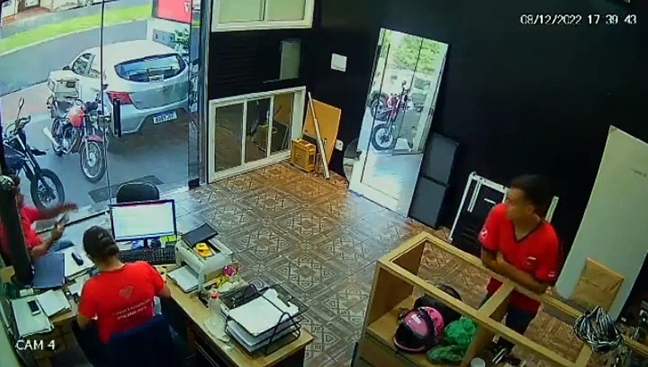 Un employé attentif sauve la voiture d'une femme