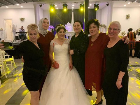 Zihinsel engelli 62 yaşındaki kadının gelinlikle kına gecesi hayali gerçek oldu