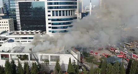 Levent’te AVM’nin çatısında yangın