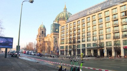 Revienta en Berlín el mayor acuario cilíndrico del mundo con 1.500 peces tropicales