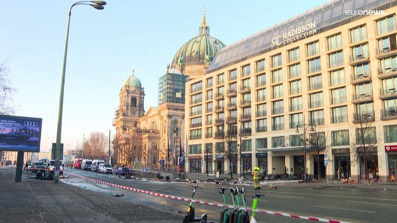 Revienta en Berlín el mayor acuario cilíndrico...