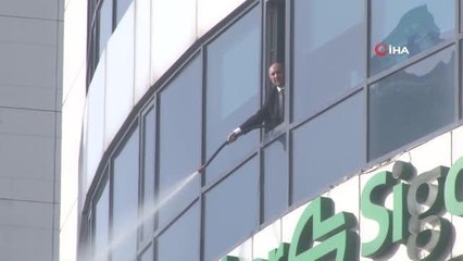 Vatandaş, AVM'deki yangına hortumla böyle müdahale etti