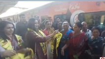 जबलपुर: बैंड बाजों के साथ फूल मालाओं से हुआ ट्रेन का भव्य स्वागत, यात्रियों में उत्साह