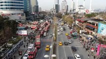 Alışveriş merkezinde çıkan yangın nedeniyle trafikte oluşan araç kuyruğu böyle görüntülendi