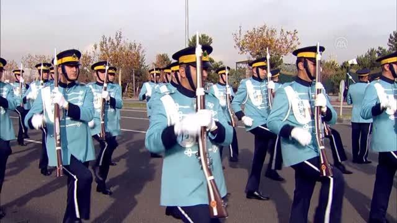 Cumhurbaşkanlığı Muhafız Alayı Tüfekli Gösteri Bölüğü nöbet değişimi gösterisi gerçekleştirildi