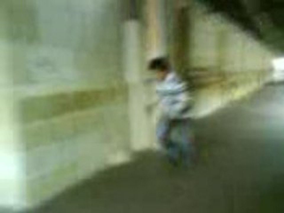 Joris qui saute sur ler sacs!