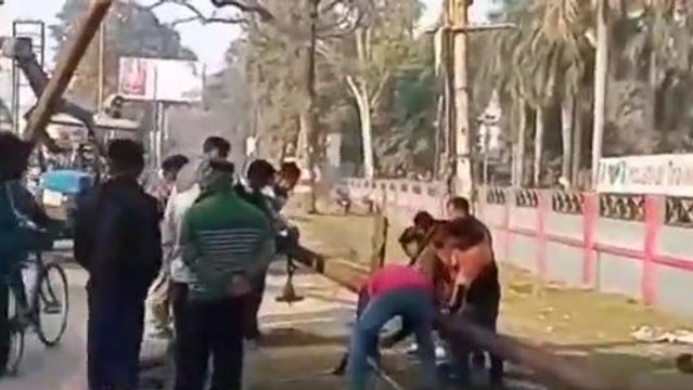 अयोध्या: अनियंत्रित कार स्कूटी से टकराई कई लोग हुए घायल,चल रहा इलाज