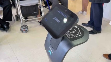 Alicante activa el robot Temi en el edificio intergeneracional de Plaza de América.