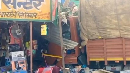 मैनपुरी: तेज रफ्तार डीसीएम दुकान में घुसी, मची चीख पुकार