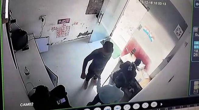 दिनदहाड़े हथौडे के बल पर लूटा पेट्रोल पंप, सीसीटीवी में कैद हुई वारदात....देखें वीडियो