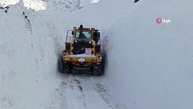 Yüksekova'da 4 metreyi geçen kar tünelleri böyle açılıyor