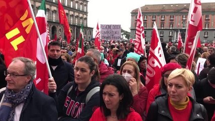 Napoli'de Meloni hükümetinin 2023 bütçe yasasına karşı protesto